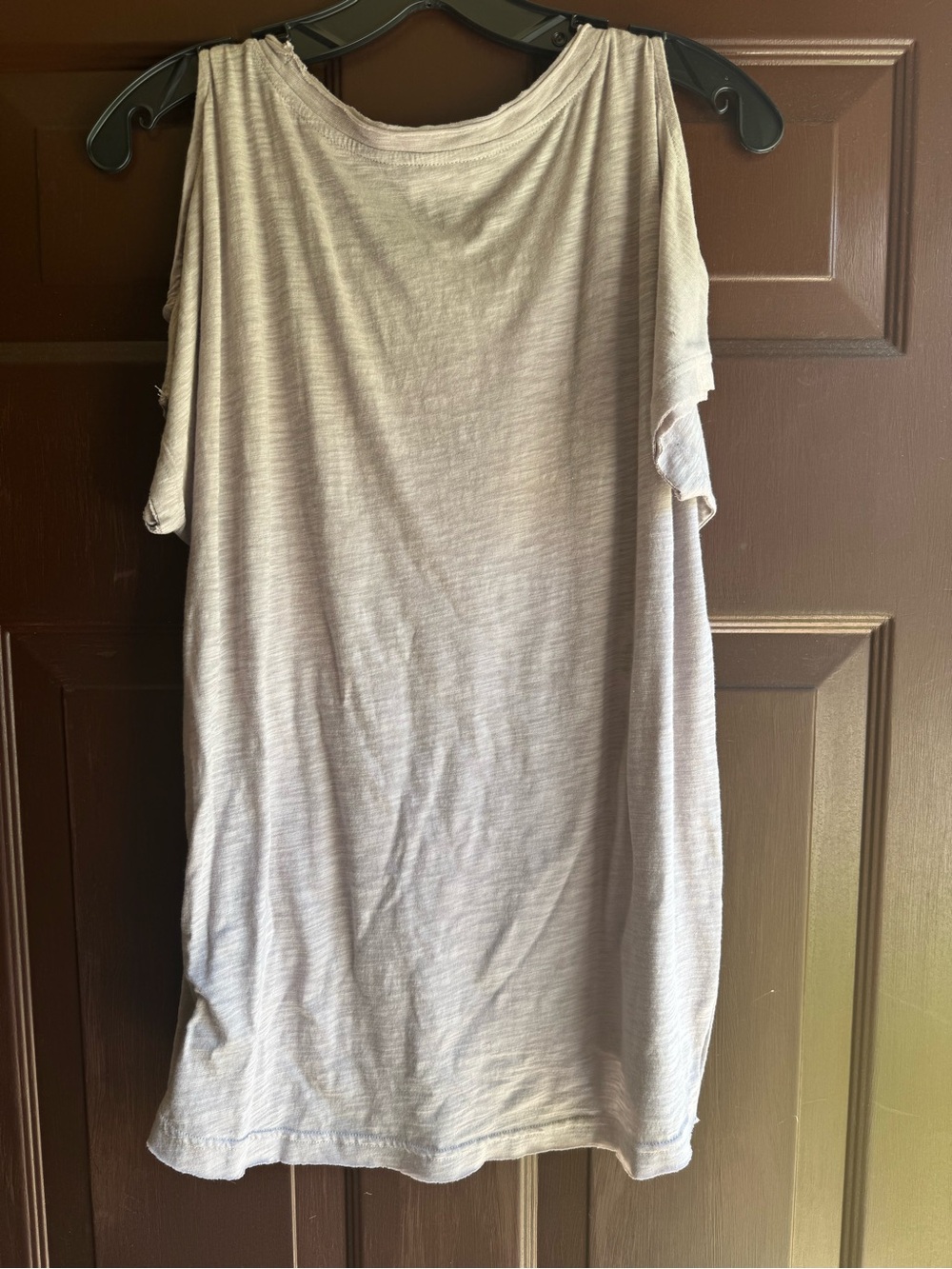 Rock & Republic Skull/Floral Cold Shoulder Tee Size XS small flaws on sleeves - Picture 2 of 5